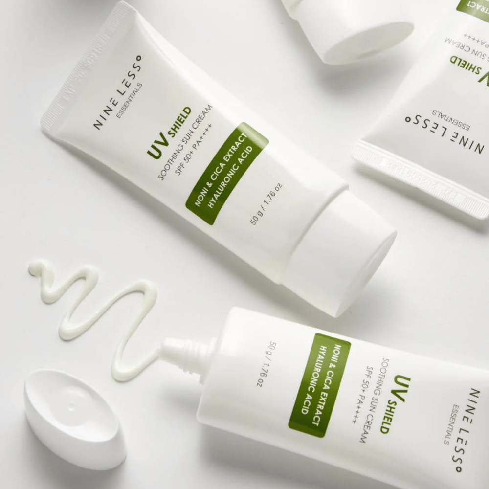NINE LESS Essentials UV Shield Soothing Sun Cream SPF 50+ PA++++ avec noni, cica et acide hyaluronique qui hydrate et protège la peau contre les rayons UVA et UVB.