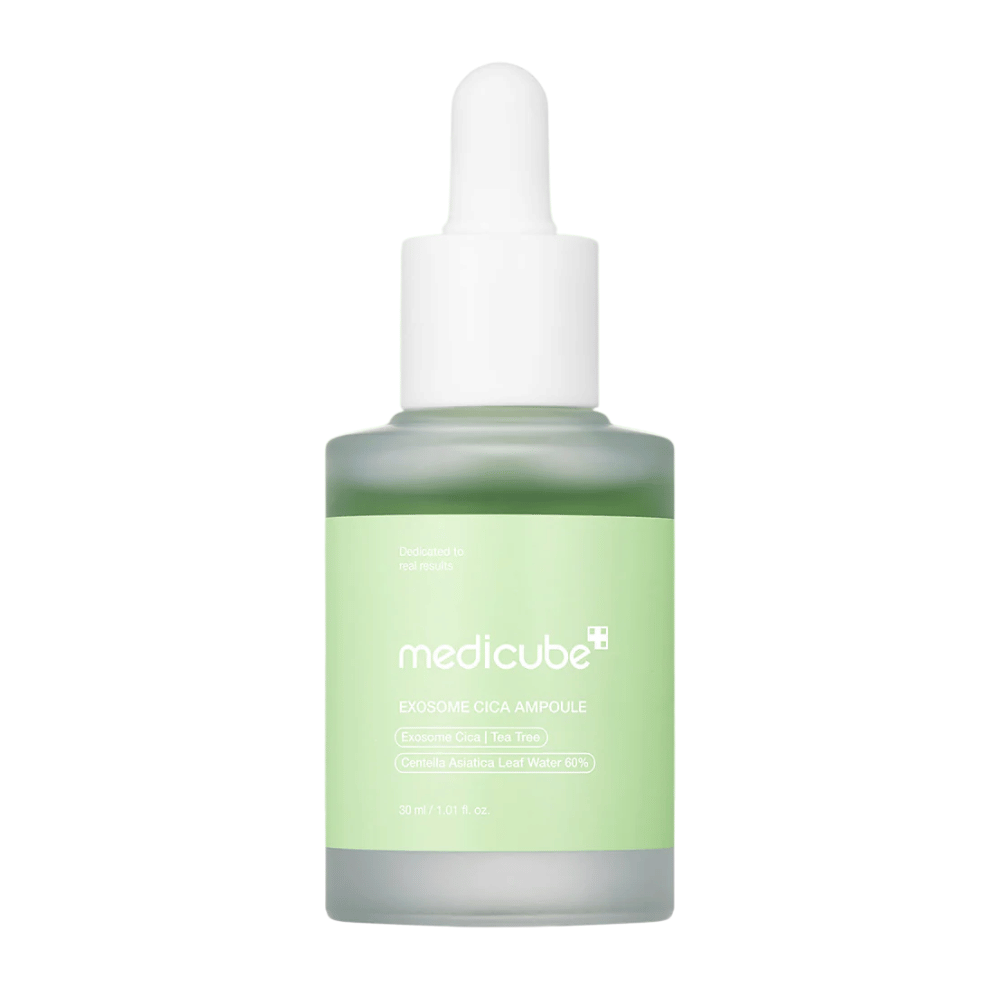 Gros plan sur Medicube Exosome Cica Ampoule en verre dépoli avec étiquette verte et bouchon pipette.