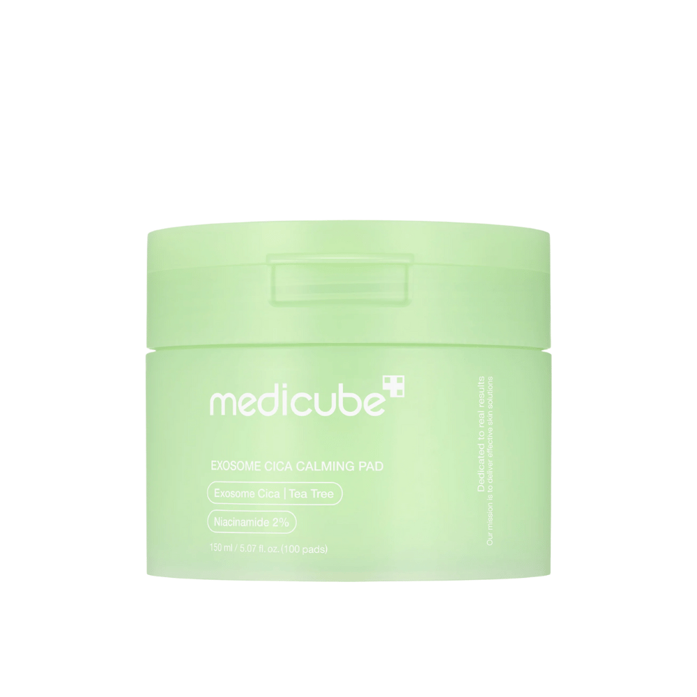 Gros plan sur Medicube Exosome Cica Calming Pads dans un pot vert clair, 150 ml/100 tampons pour des soins de la peau apaisants et hydratants.