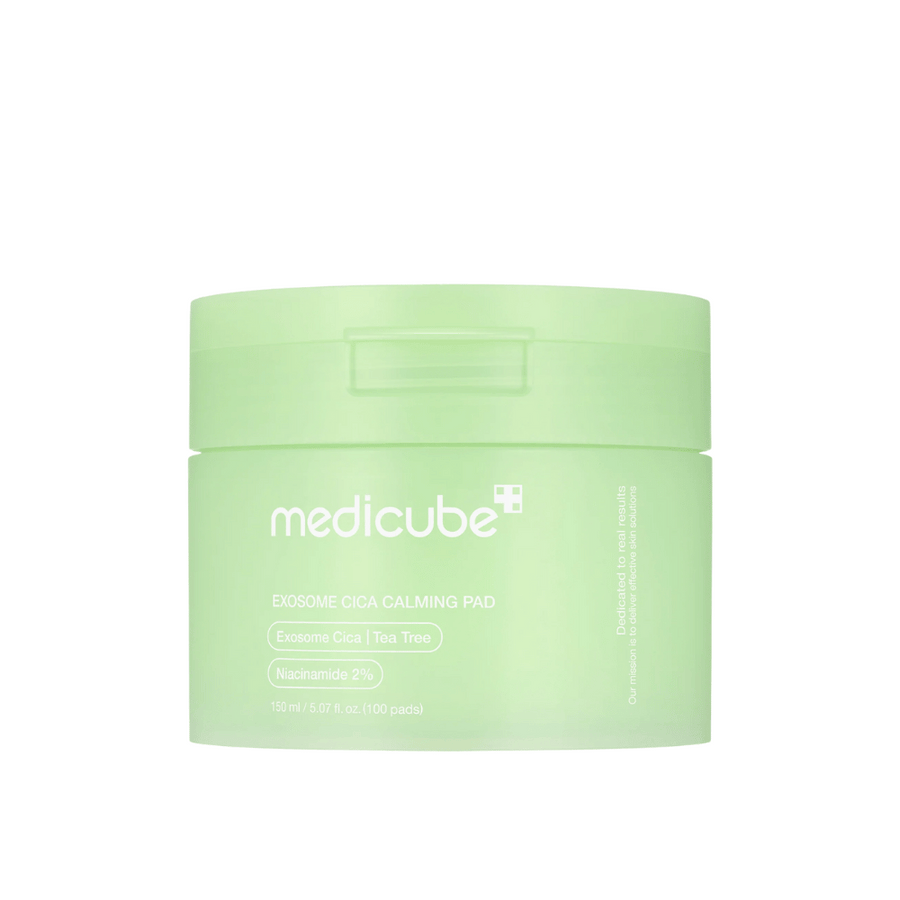 Gros plan sur Medicube Exosome Cica Calming Pads dans un pot vert clair, 150 ml/100 tampons pour des soins de la peau apaisants et hydratants.