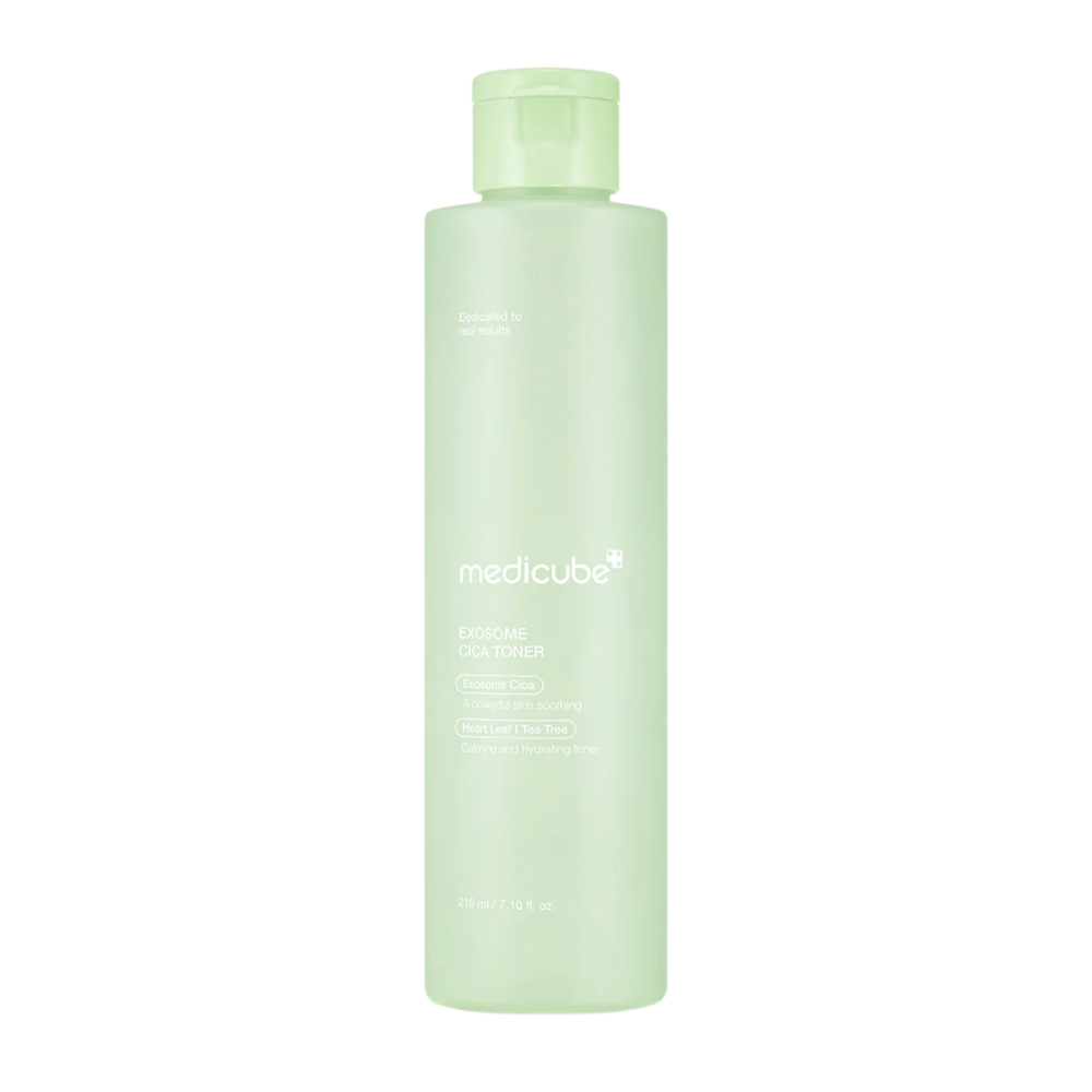 Gros plan sur Medicube Exosome Cica Toner dans une bouteille vert clair, tonique apaisant et hydratant pour peaux sensibles.