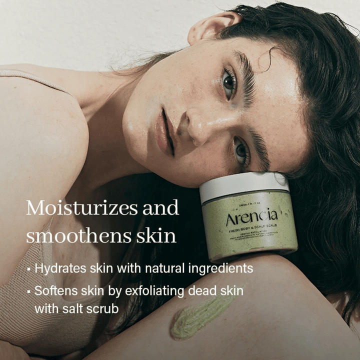 Modèle se repose avec Arencia Fresh Cloud Body & Scalp Scrub. Gommage corporel hydratant qui adoucit la peau et exfolie en douceur pour un résultat plus uniforme.
