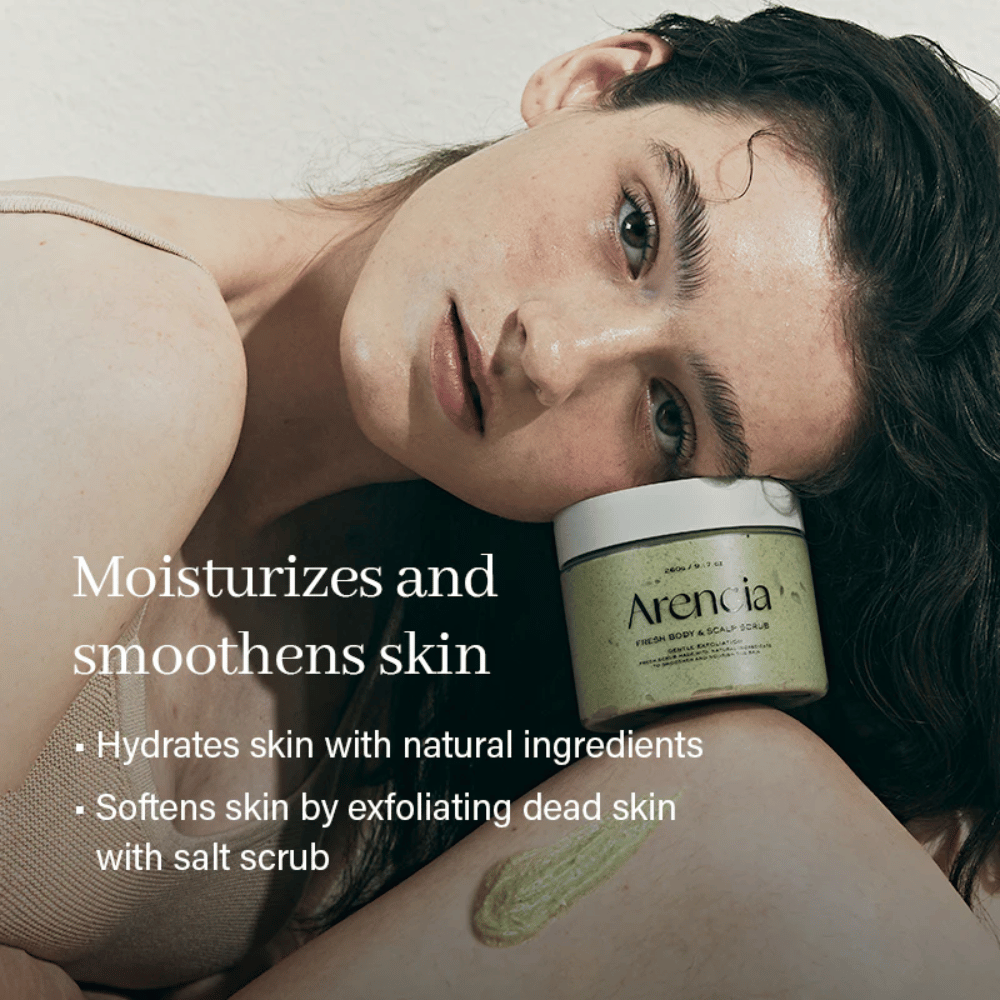 Modèle se reposant avec Arencia Fresh Cloud Body & Scalp Scrub. Gommage corporel hydratant qui adoucit la peau et donne un résultat de peau plus uniforme.