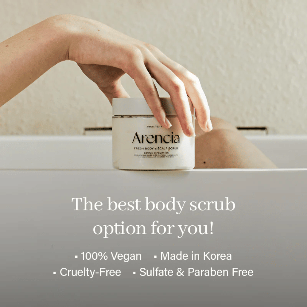 Arencia Fresh Cloud Body & Scalp Scrub près de la baignoire avec un message sur la formulation vegan. Gommage corporel naturel qui exfolie, nettoie et laisse la peau fraîche.