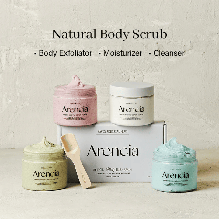 Arencia Fresh Cloud Body & Scalp Scrub en plusieurs variantes disposées ensemble. Gommage corporel et capillaire vegan qui exfolie, hydrate et nettoie la peau.