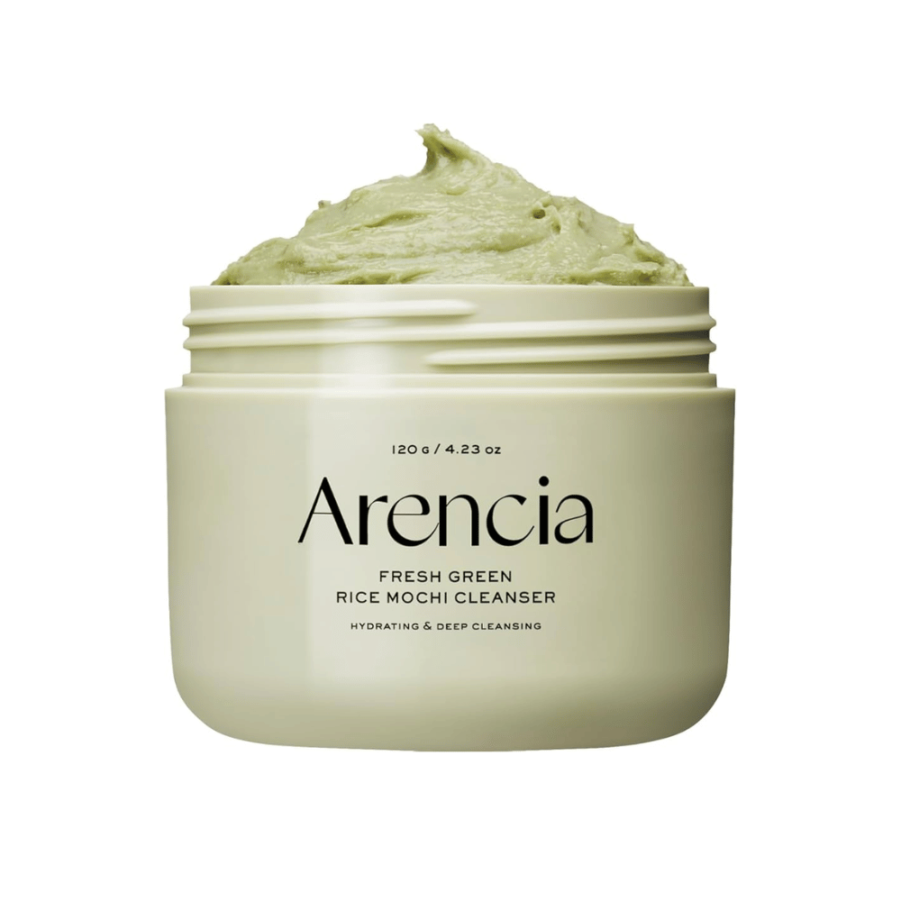 Pot ouvert avec Arencia Fresh Green Rice Mochi Cleanser 120g, un nettoyant crémeux vert avec le texte "Hydrating & Deep Cleansing" sur l'emballage.