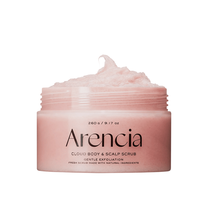 Arencia Fresh Cloud Scrub Lavender & Pear dans un pot ouvert sur fond blanc. Gommage corporel et capillaire crémeux qui exfolie en douceur et laisse la peau douce et hydratée.
