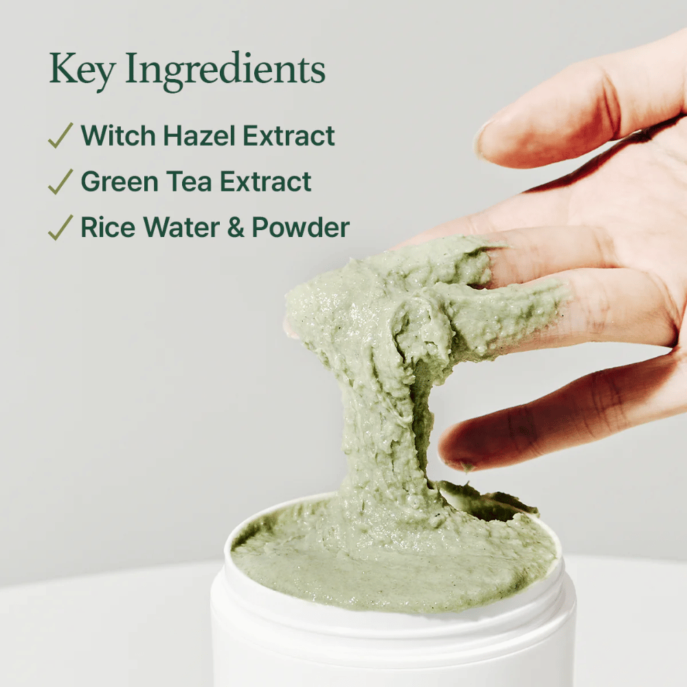 Une main soulève Arencia Fresh Green Rice Mochi Cleanser d'un pot. La crème verte et visqueuse s'étire entre les doigts. Le texte liste les ingrédients : Hamamélis, Thé Vert, Eau & Poudre de Riz.