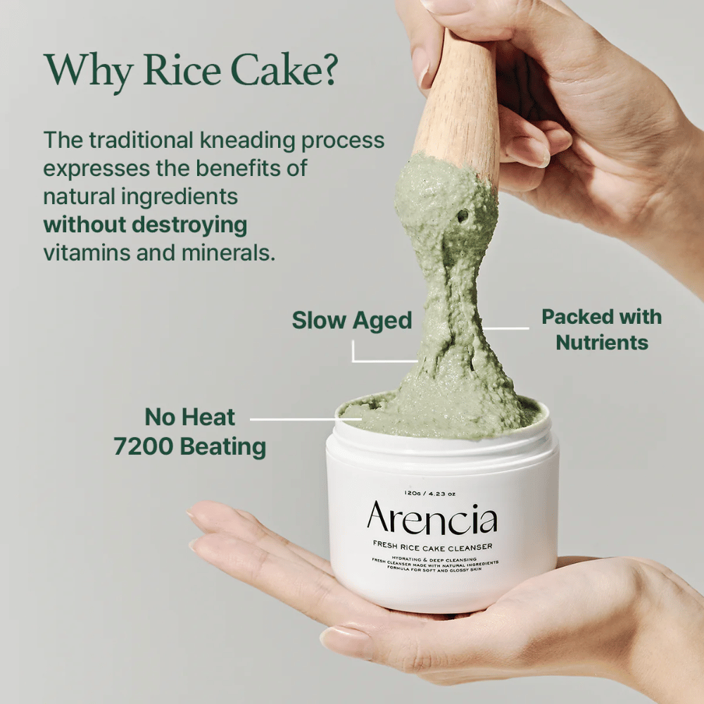 Arencia Fresh Rice Cake Cleanser dans un pot soulevé avec une spatule, montre une texture verte et collante. Le texte dans l'image explique les avantages comme "Slow Aged", "Packed with Nutrients" et "No Heat 7200 Beating".