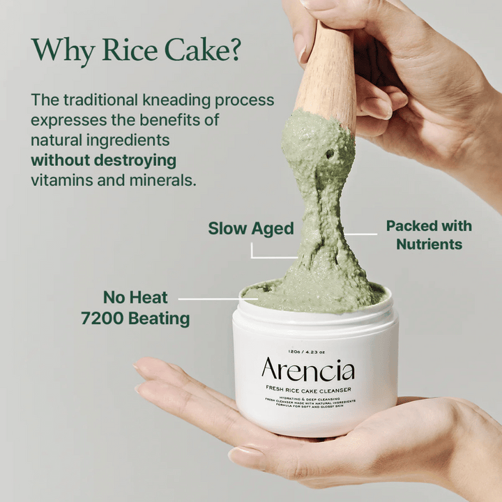 Arencia Fresh Rice Cake Cleanser dans un pot soulevé avec une spatule, montre une texture verte et collante. Le texte dans l'image explique les avantages comme "Slow Aged", "Packed with Nutrients" et "No Heat 7200 Beating".