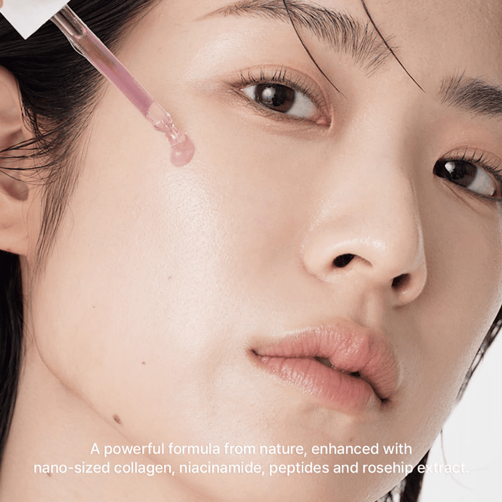 Gros plan sur un visage où Arencia Red Smoothie Serum 8 est appliqué avec une pipette. Le sérum a une teinte rose clair et contient du nano-collagène, de la niacinamide, des peptides et de l'extrait d'églantier.