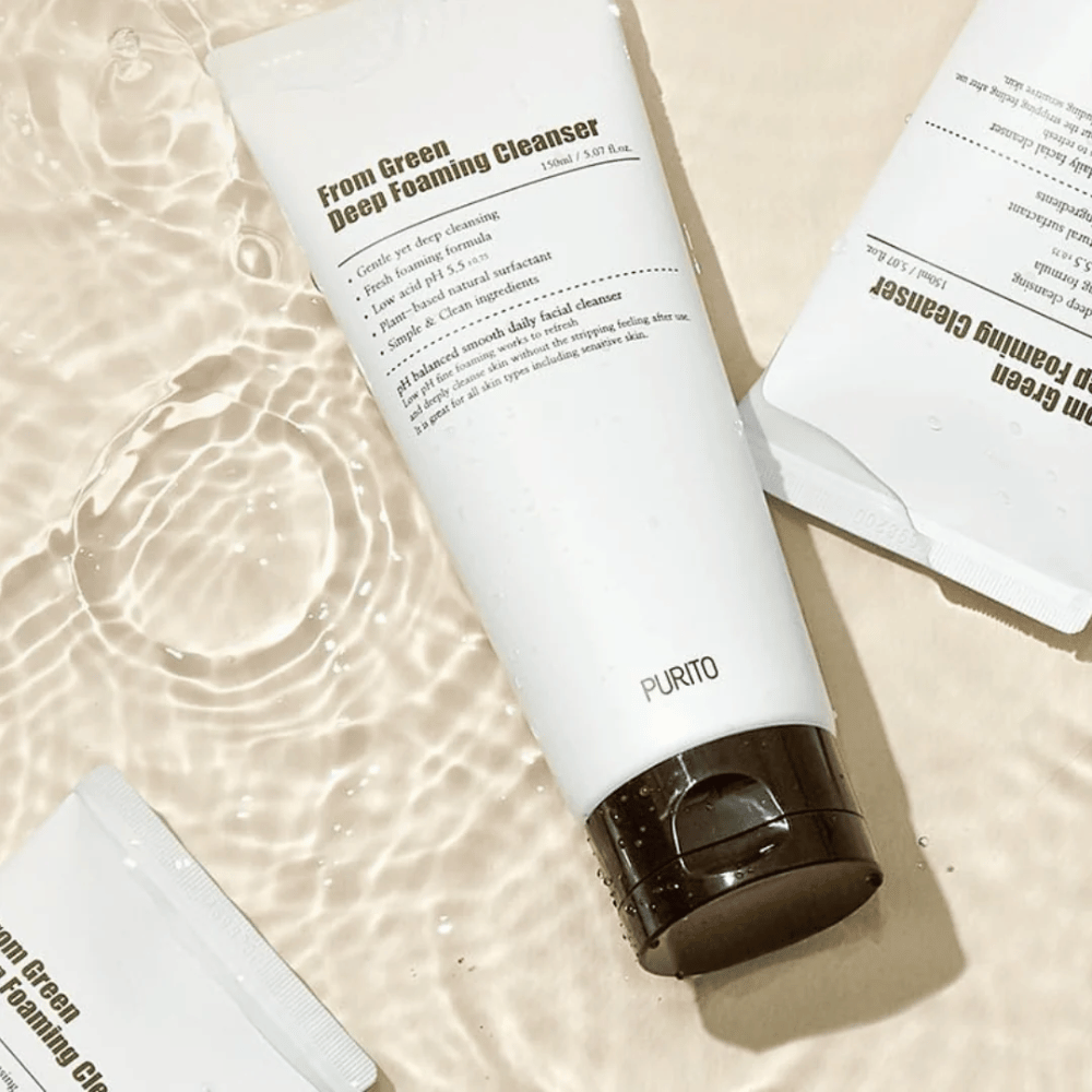 Purito From Green Deep Foaming Cleanser est un nettoyant doux mais efficace avec un pH de 5,5 qui nettoie en profondeur sans irriter la peau. Il mousse facilement et laisse la peau propre, hydratée et douce, ce qui le rend parfait pour une utilisation quotidienne.