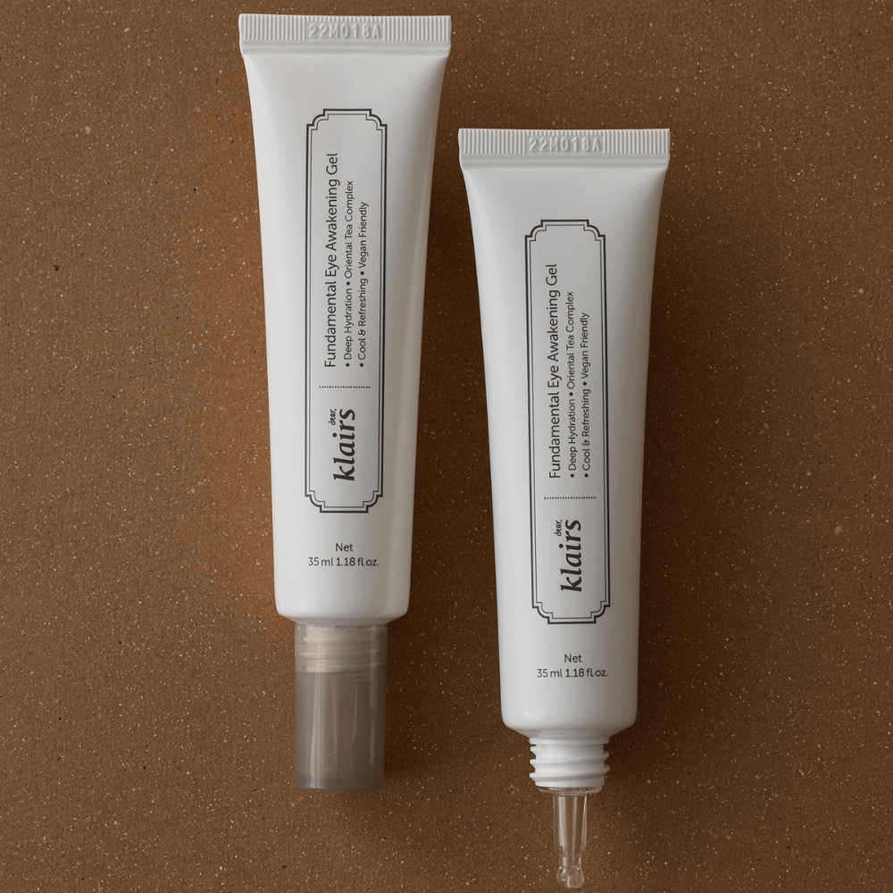 Image produit montrant Klairs Fundamental Eye Awakening Gel en deux versions – un tube fermé et un tube ouvert mettant en avant l’embout applicateur fin. L’emballage présente un design blanc minimaliste et souligne l’accent mis par le produit sur l’hydratation, la sensation de fraîcheur et le soin rafraîchissant du contour des yeux.