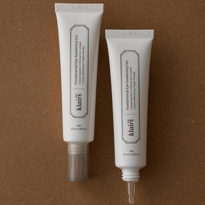 Image produit montrant Klairs Fundamental Eye Awakening Gel en deux versions – un tube fermé et un tube ouvert mettant en avant l’embout applicateur fin. L’emballage présente un design blanc minimaliste et souligne l’accent mis par le produit sur l’hydratation, la sensation de fraîcheur et le soin rafraîchissant du contour des yeux.