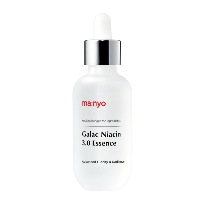 Gros plan sur Ma:nyo Galac Niacin 3.0 Essence – formule avancée qui combine galactomyces et niacinamide pour une peau plus claire, plus uniforme et plus saine.