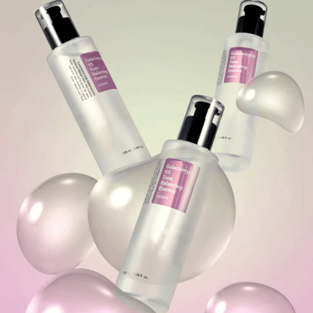 Trois bouteilles de COSRX Galactomyces 95 Tone Balancing Essence entourées de bulles lumineuses. Essence améliorant la peau qui unifie le teint et donne un éclat naturel.