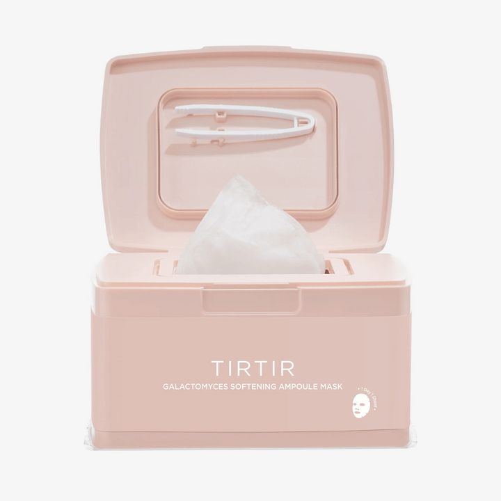Emballage rose avec couvercle ouvert montrant un Masque tissu surélevé et une pince jointe à l'intérieur du couvercle, marqué avec le texte "TIRTIR GALACTOMYCES SOFTENING AMPOULE MASK".