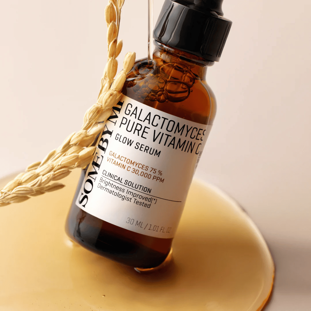 Some By Mi Galactomyces Pure Vitamin C Glow Serum est une solution puissante pour améliorer l'éclat et l'uniformité de la peau. Avec 75 % d'extrait de galactomyces et 30 000 ppm de vitamine C, ce sérum offre un éclaircissement et une hydratation intenses.