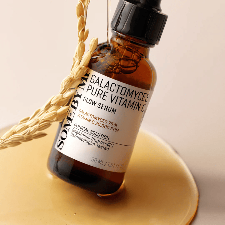 Some By Mi Galactomyces Pure Vitamin C Glow Serum est une solution puissante pour améliorer l'éclat et l'uniformité de la peau. Avec 75 % d'extrait de galactomyces et 30 000 ppm de vitamine C, ce sérum offre un éclaircissement et une hydratation intenses.