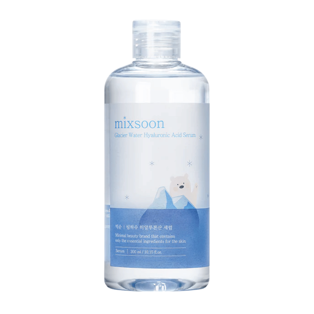 Mixsoon Glacier Water Hyaluronic Acid Serum dans une bouteille transparente avec une étiquette bleue et un motif d'ours polaire, vue de face sur fond blanc.