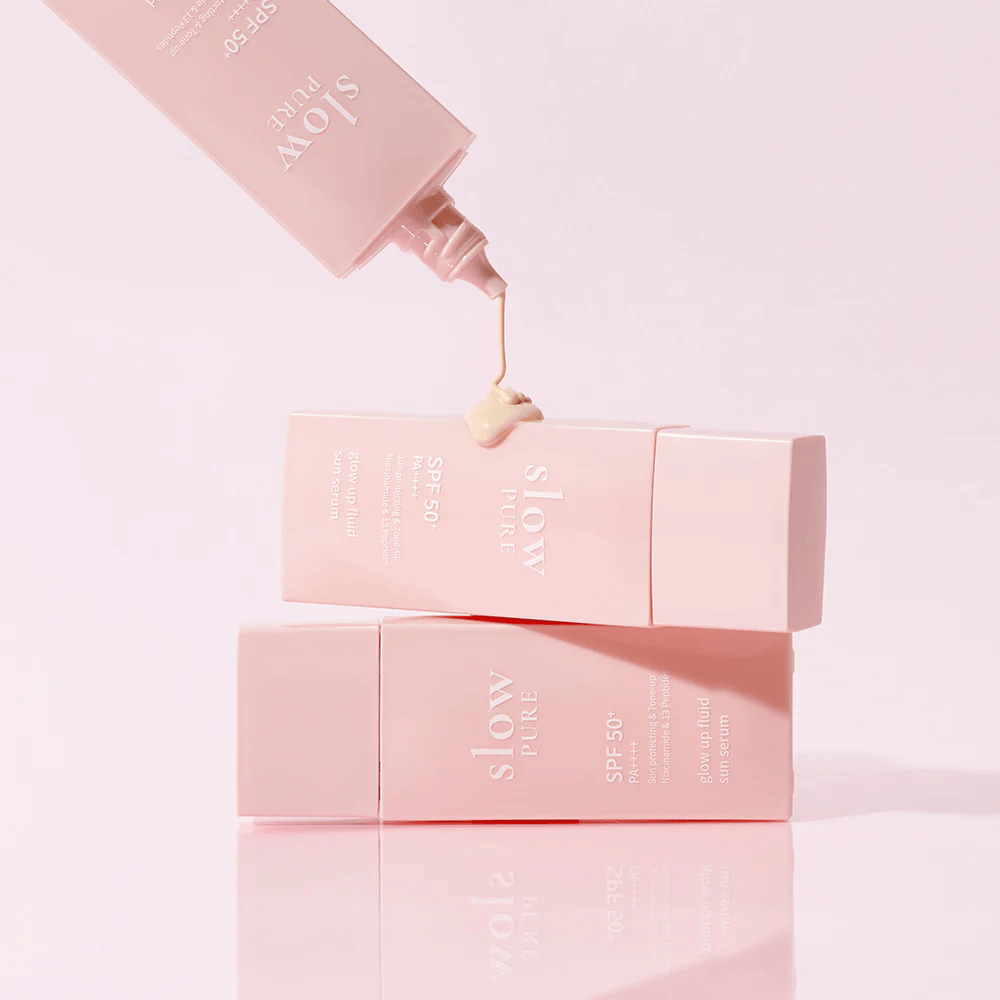 Slow Pure Glow Up Fluid Sun Serum avec crème pressée hors de la bouteille, montre une consistance légère et nourrissante.
