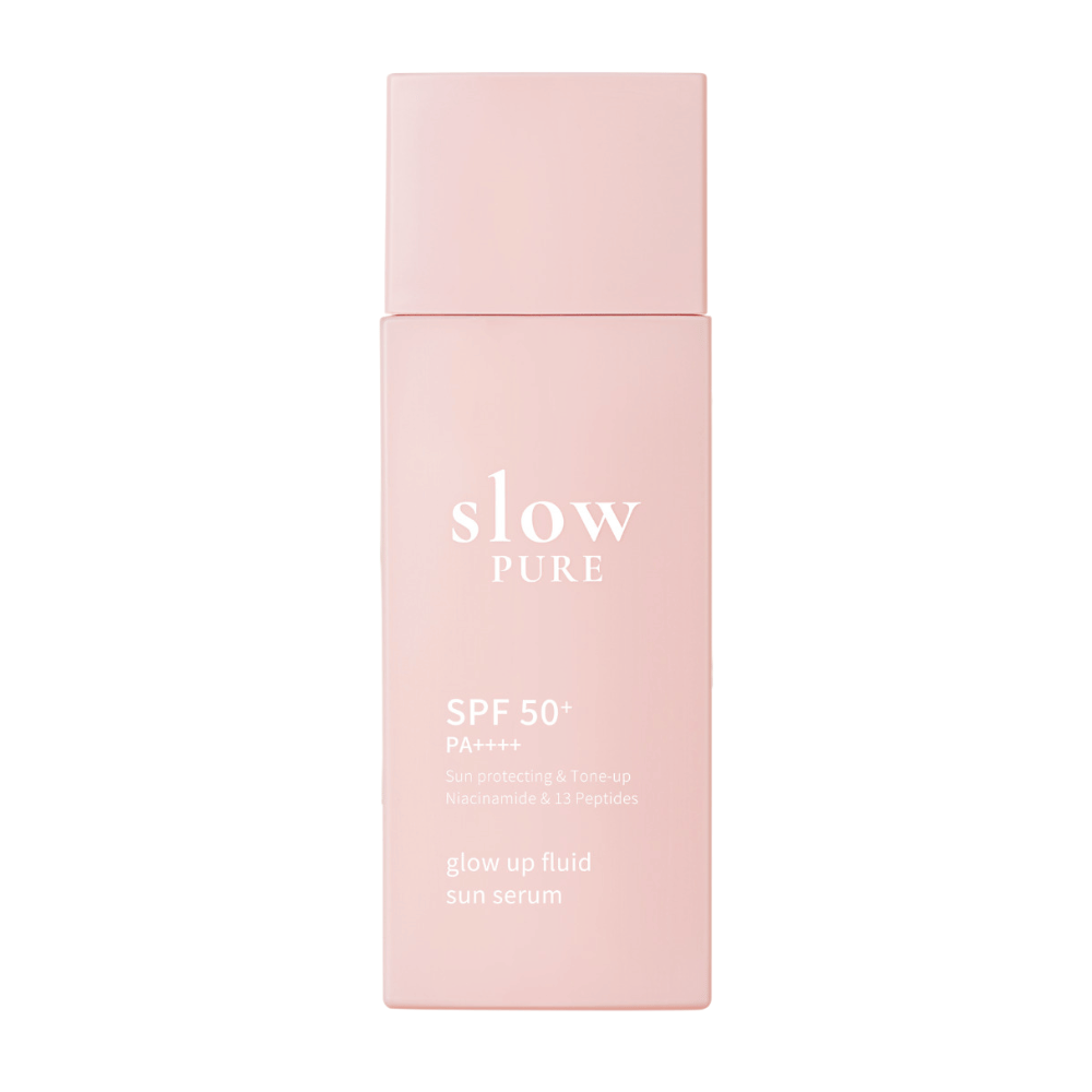 Slow Pure Glow Up Fluid Sun Serum SPF 50+ PA++++ dans une bouteille rose avec une formule protectrice et illuminatrice.