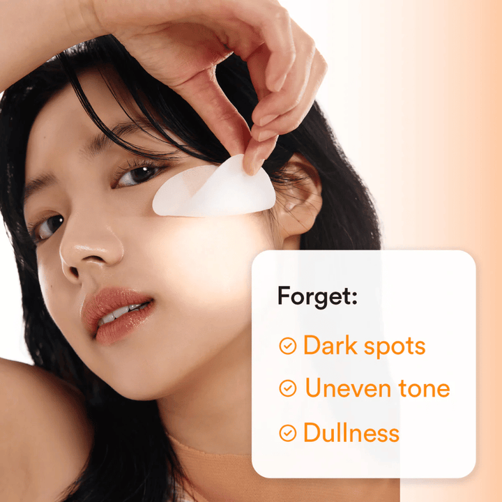 Femme appliquant un tampon toner visage sous l’œil pour atténuer les taches sombres et le teint terne.