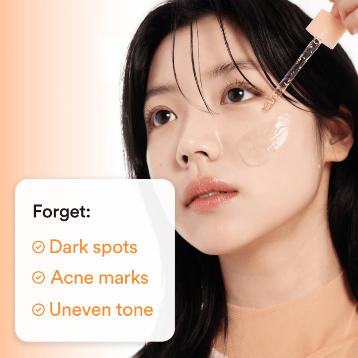 Une femme applique du sérum avec une pipette sur la joue. Le texte sur l'image liste Avantages : "Oublier : Taches sombres, Marques d'acné, Teint irrégulier".