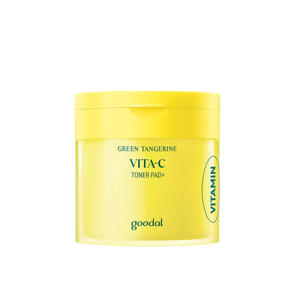 Un récipient jaune clair marqué "GREEN TANGERINE VITA-C TONER PAD+" de la marque "goodal", avec un marquage latéral indiquant "VITAMIN".