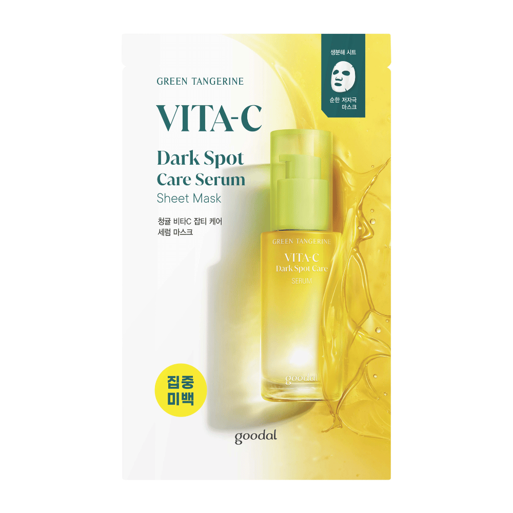 L'emballage et la bouteille de GREEN TANGERINE VITA-C Dark Spot Care Serum et Masque tissu avec un fond jaune vif symbolisant la vitamine C et les soins de la peau.