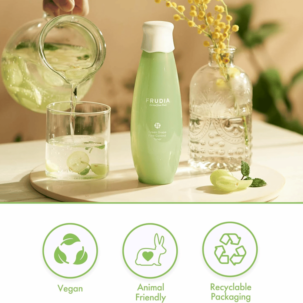 Frudia Green Grape Pore Control Toner dans un environnement naturel avec des raisins verts et de l'eau symbolisant des soins des pores frais, une hydratation et une peau équilibrée avec des soins de la peau coréens véganes.