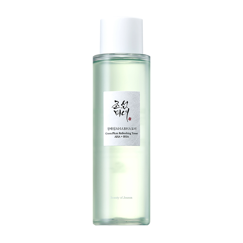 La bouteille de "Green Plum Refreshing Toner" AHA + BHA a un design élégant avec un bouchon blanc et un corps transparent qui montre le liquide vert à l'intérieur. L'étiquette a un texte noir et rouge épuré, ce qui donne une impression fraîche et moderne.