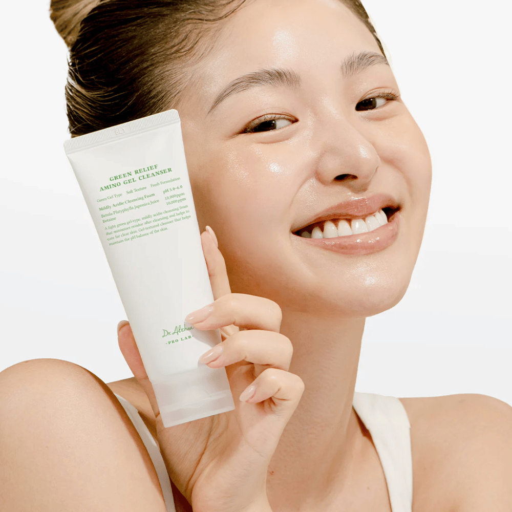 Femme à la peau éclatante tenant Dr. Althea Green Relief Amino Gel Cleanser – nettoyage vegan pour les peaux sensibles et irritées.