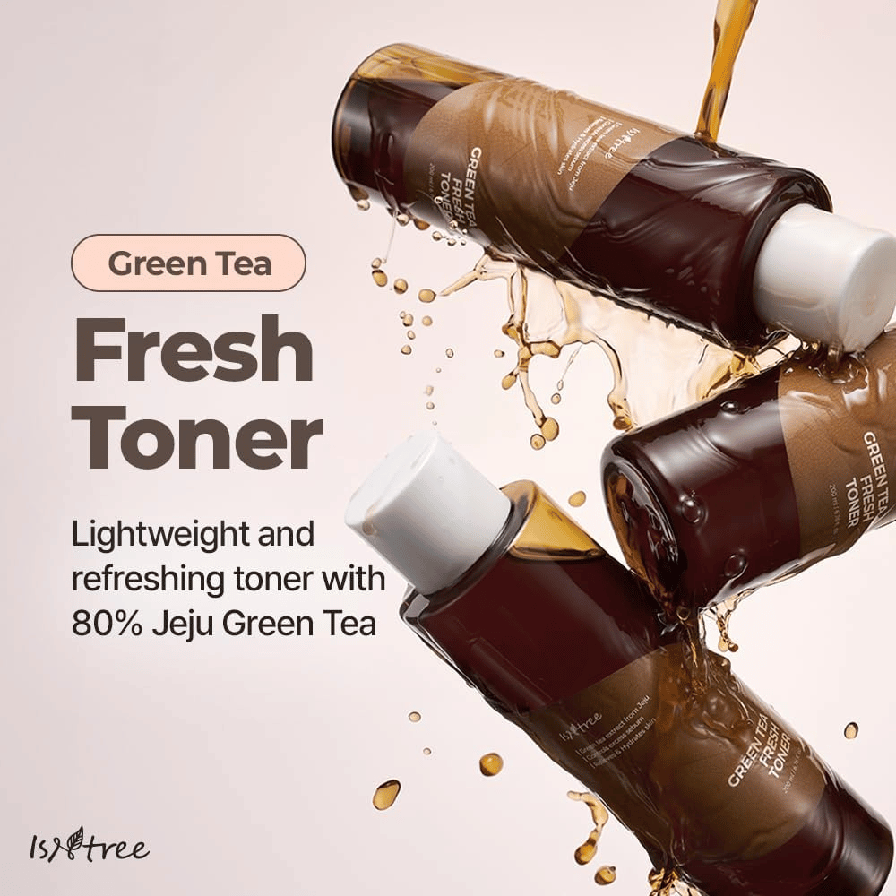 Plusieurs flacons de Isntree Green Tea Fresh Toner sont entourés d’éclaboussures de toner visage. L’image met en avant la formule légère et rafraîchissante contenant 80 % de thé vert de Jeju pour une hydratation et une peau équilibrée.