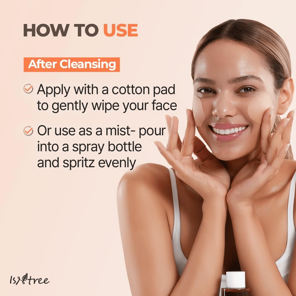 Le modèle montre comment utiliser Isntree Green Tea Fresh Toner après le nettoyage. Le tonique s’applique avec un coton ou peut être versé dans un flacon spray pour être utilisé comme brume visage rafraîchissante.