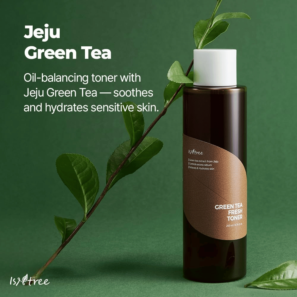 Isntree Green Tea Fresh Toner présenté avec des feuilles de thé vert de Jeju. L’image souligne la teneur en thé vert du tonique, qui aide à hydrater, apaiser et équilibrer la peau.