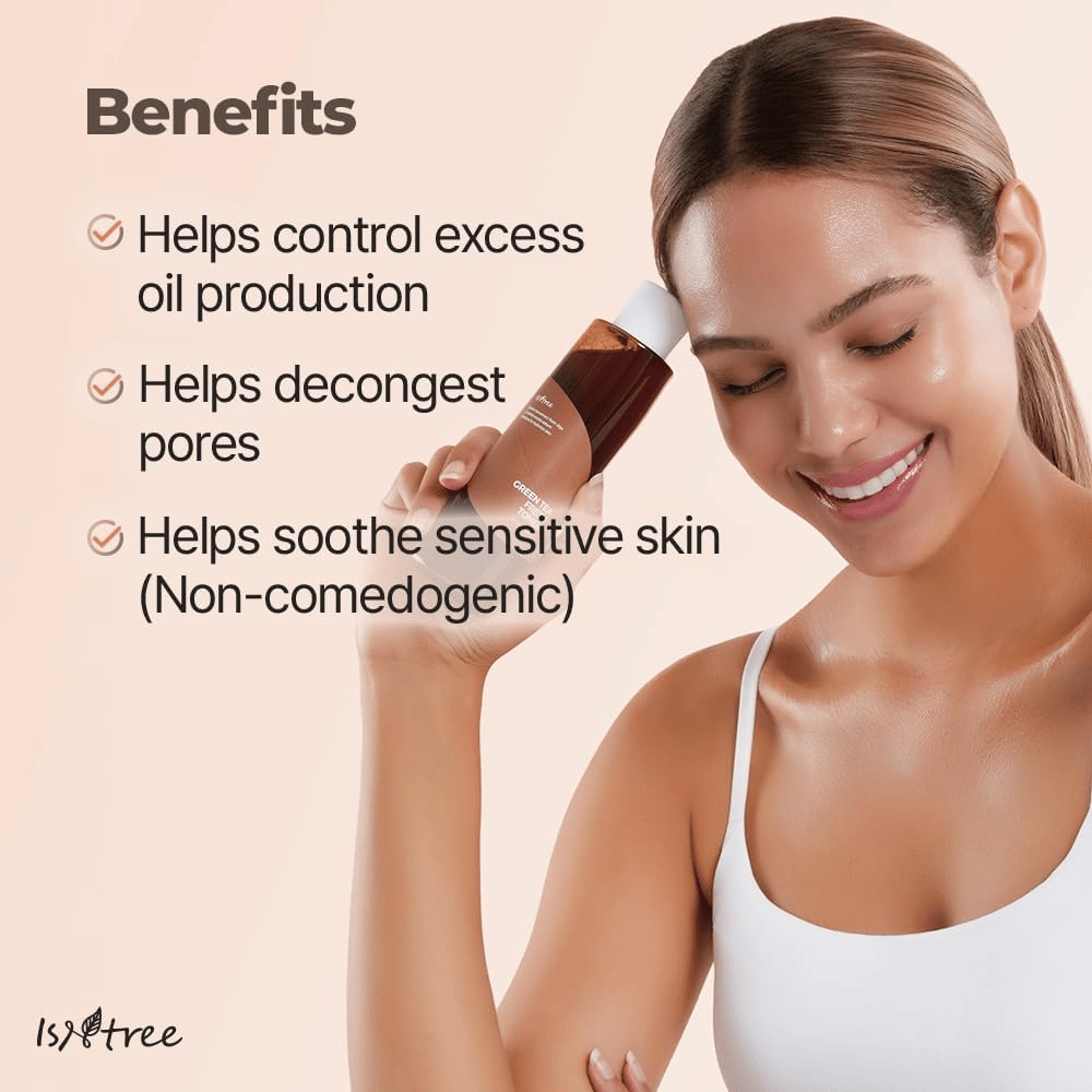 Une personne tient Isntree Green Tea Fresh Toner près du visage. L’image met en avant les bienfaits du tonique, comme l’équilibrage de la production de sébum, le nettoyage des pores et l’apaisement des peaux sensibles sans obstruer les pores.