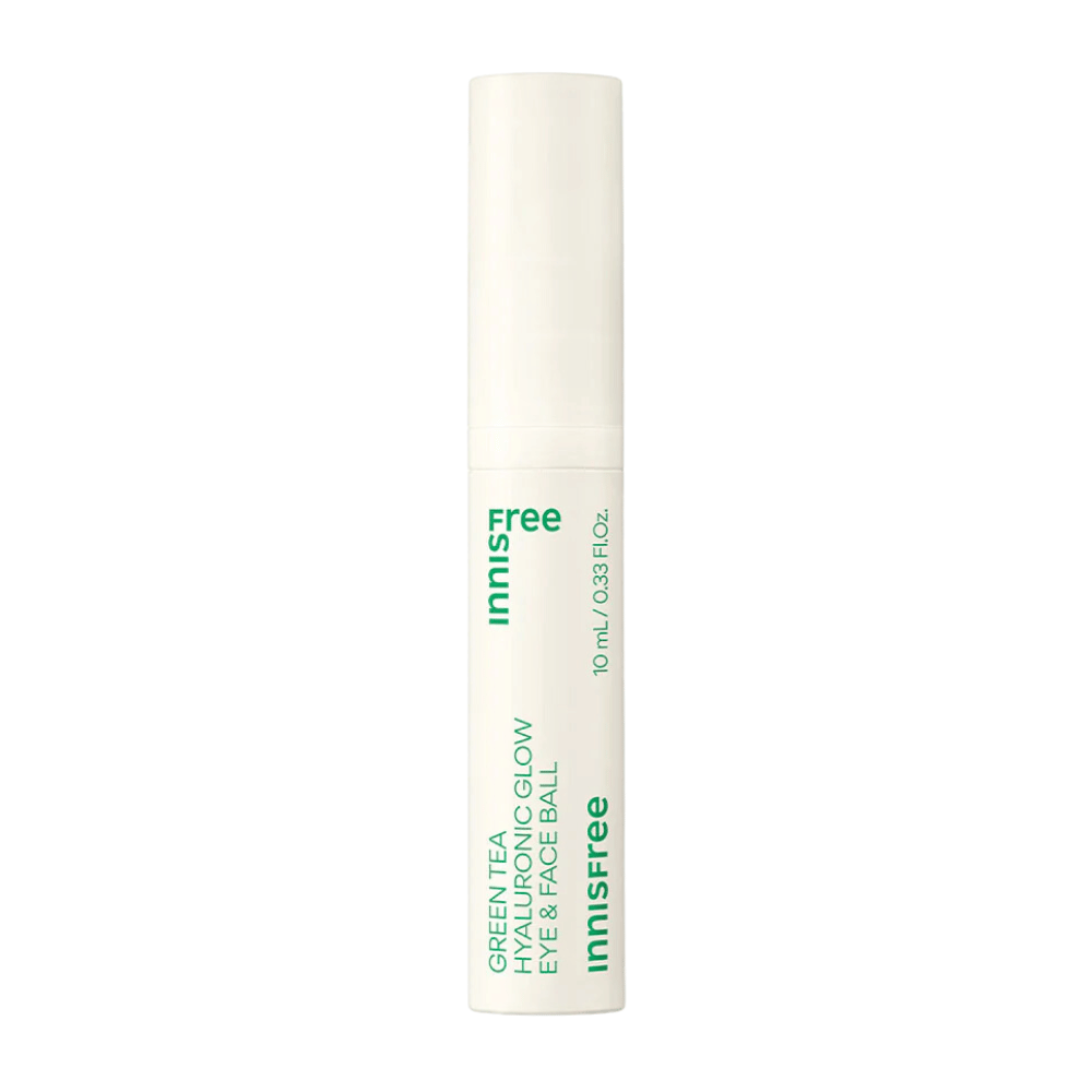 Innisfree Green Tea Hyaluronic Glow Eye & Face Ball est présenté dans une bouteille blanche avec du texte vert. Le produit a une partie applicatrice ronde et contient 10 ml. Le design est simple et élégant, avec un accent sur le produit au premier plan.