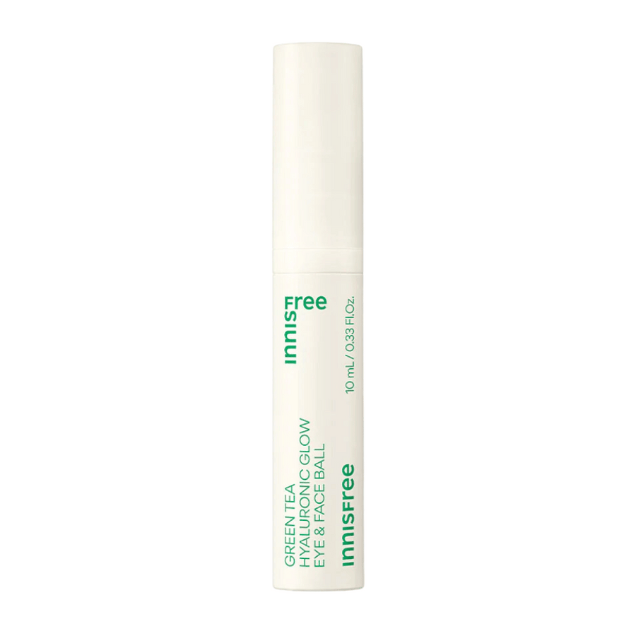 Innisfree Green Tea Hyaluronic Glow Eye & Face Ball est présenté dans une bouteille blanche avec du texte vert. Le produit a une partie applicatrice ronde et contient 10 ml. Le design est simple et élégant, avec un accent sur le produit au premier plan.