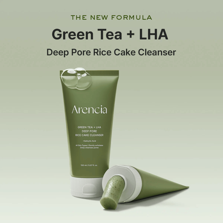 Image de campagne pour Arencia Green Tea + LHA Deep Pore Rice Cake Cleanser mettant en avant la nouvelle formule au thé vert et au LHA pour un nettoyage en profondeur des pores.