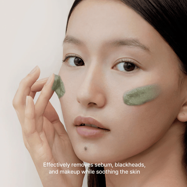 Un modèle applique le nettoyant vert sur les joues, en mettant l’accent sur l’élimination du sébum, des points noirs et du maquillage tout en apaisant la peau et en lui donnant une sensation d’équilibre.