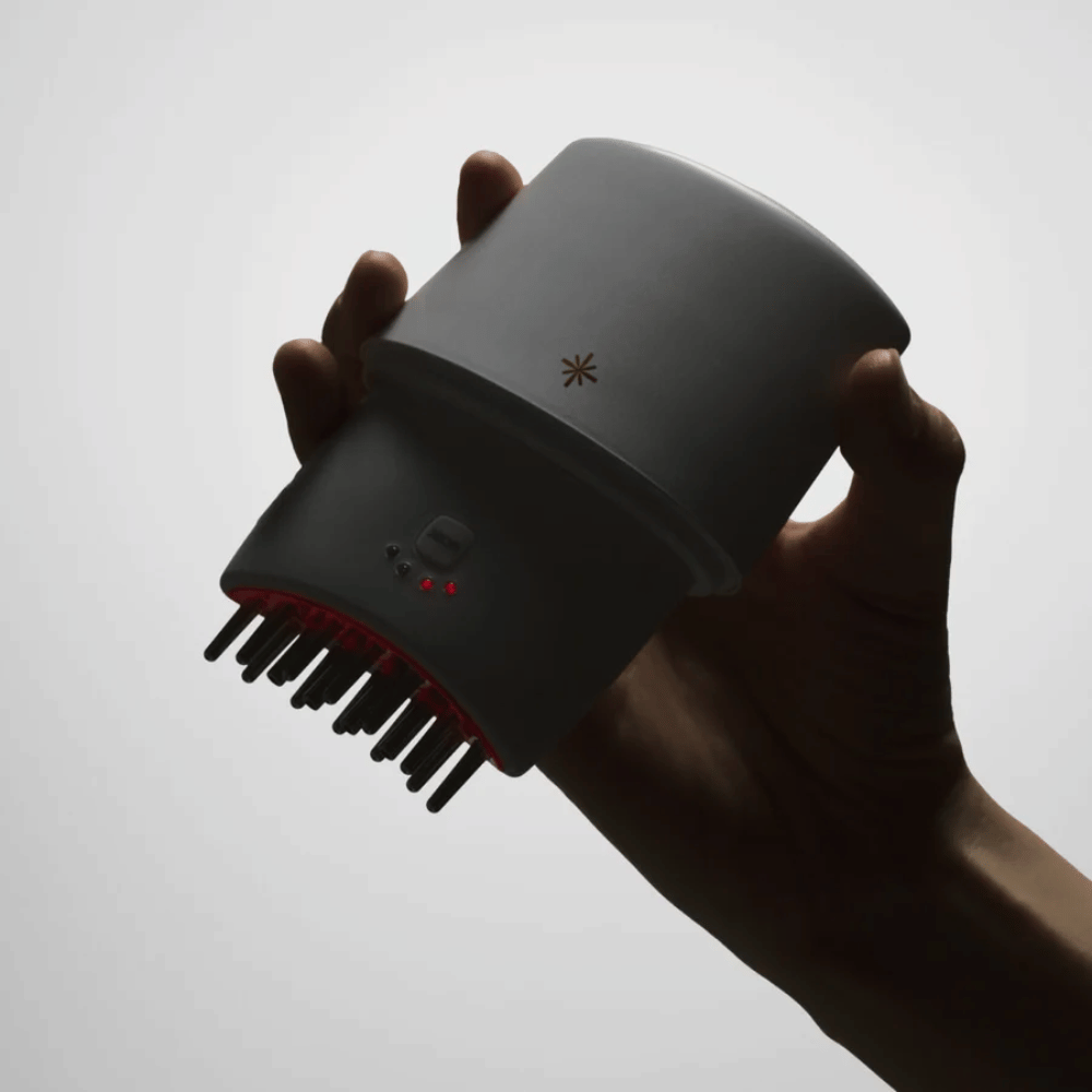 2. Lilyeve GrowTurn Pro – appareil manuel pour le cuir chevelu avec picots métalliques et lumière LED rouge