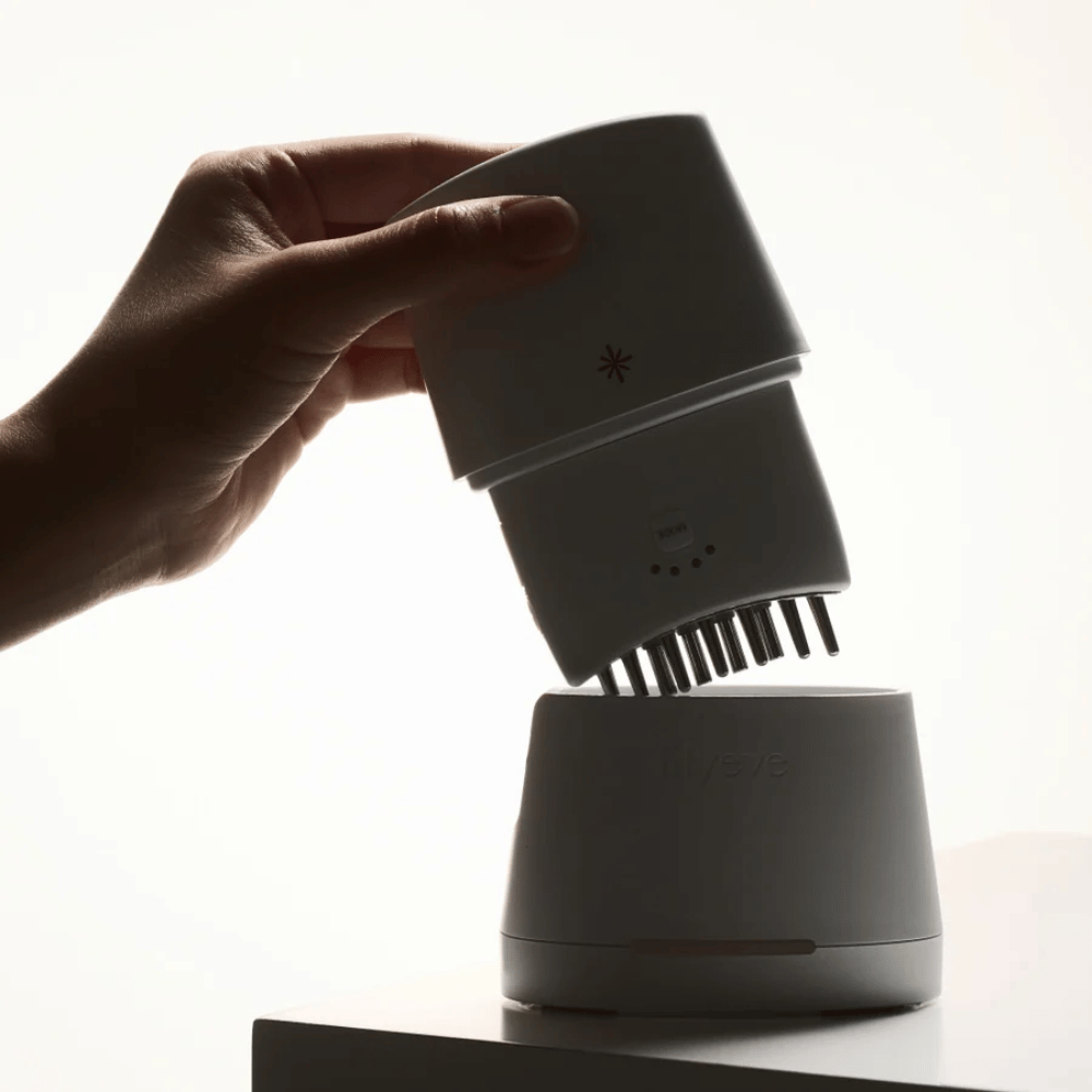1. Lilyeve GrowTurn Pro – appareil pour le cuir chevelu blanc avec tête de massage amovible et station de charge