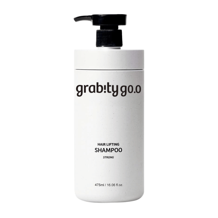 Grabity g0.0 Hair Lifting Shampoo Strong dans un flacon pompe blanc épuré sur fond blanc, développé pour apporter du volume, de la force et une apparence capillaire plus dense.