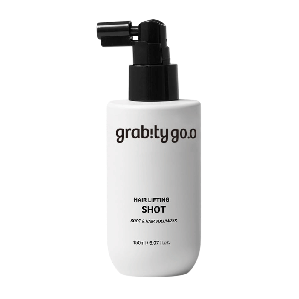 Grabity Hair Lifting Shot Root & Hair Volumizer dans un flacon spray blanc au design épuré. Un produit capillaire volumisant développé pour soulever les racines, donner plus de densité aux cheveux et faciliter le coiffage.