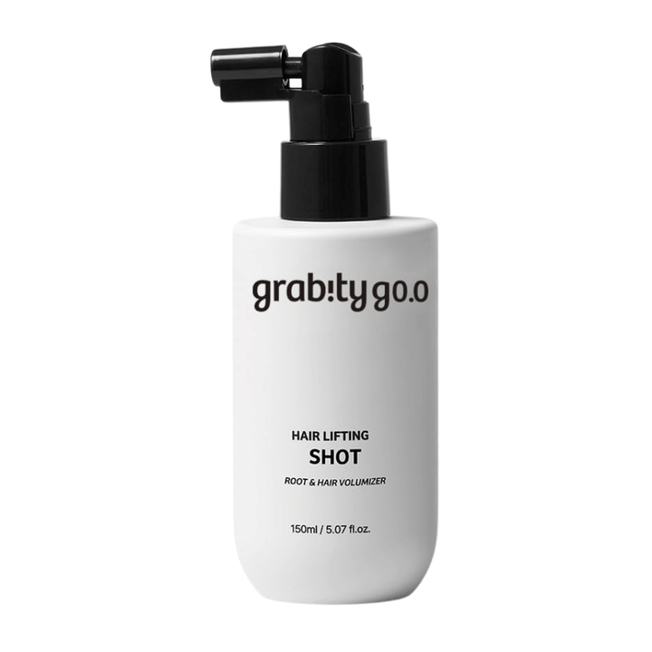 Grabity Hair Lifting Shot Root & Hair Volumizer dans un flacon spray blanc au design épuré. Un produit capillaire volumisant développé pour soulever les racines, donner plus de densité aux cheveux et faciliter le coiffage.