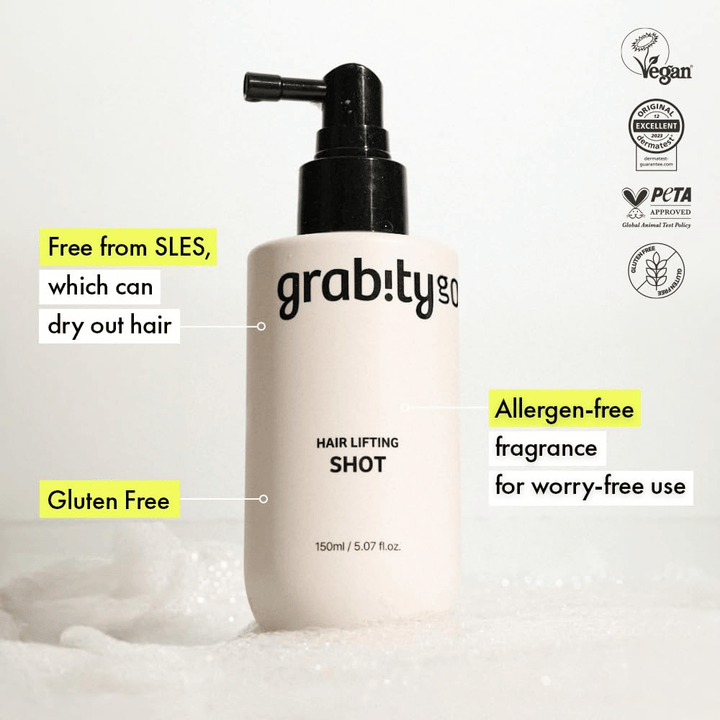 Grabity Hair Lifting Shot dans un flacon spray blanc avec des informations sur une formule végane, l’approbation PETA, une composition sans SLES, une formule sans gluten et un parfum sans allergènes pour un soin capillaire doux.
