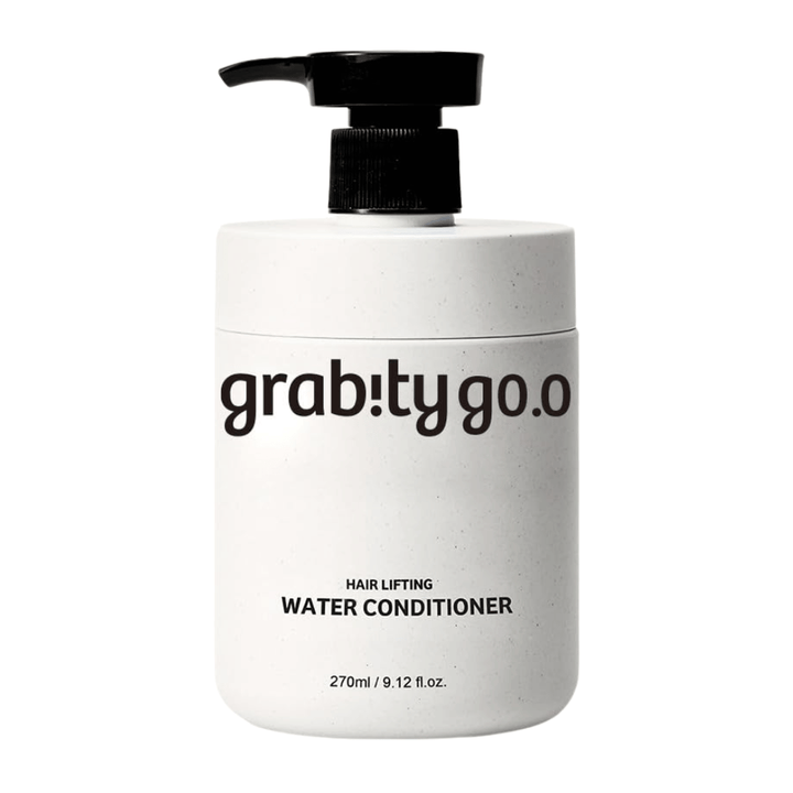 Grabity Hair Lifting Water Conditioner dans un flacon-pompe blanc épuré sur fond clair. Une formule d’après-shampooing volumisante développée pour apporter douceur, brillance et une impression de cheveux plus fournis.