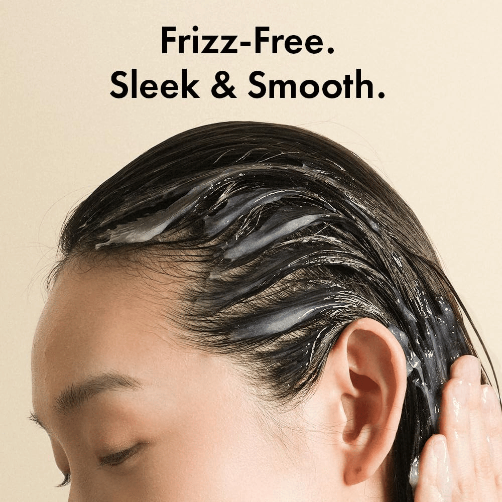 Une personne applique Grabity Hair Lifting Water Conditioner sur cheveux mouillés. La formule légère enveloppe les fibres capillaires pour lutter contre les frisottis et rendre les cheveux plus doux, plus lisses et mieux soignés.