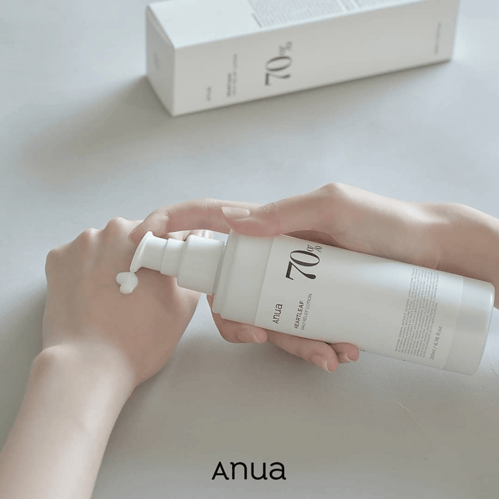 Une personne tient une bouteille Anua Heartleaf 70% Daily Lotion 200ml.